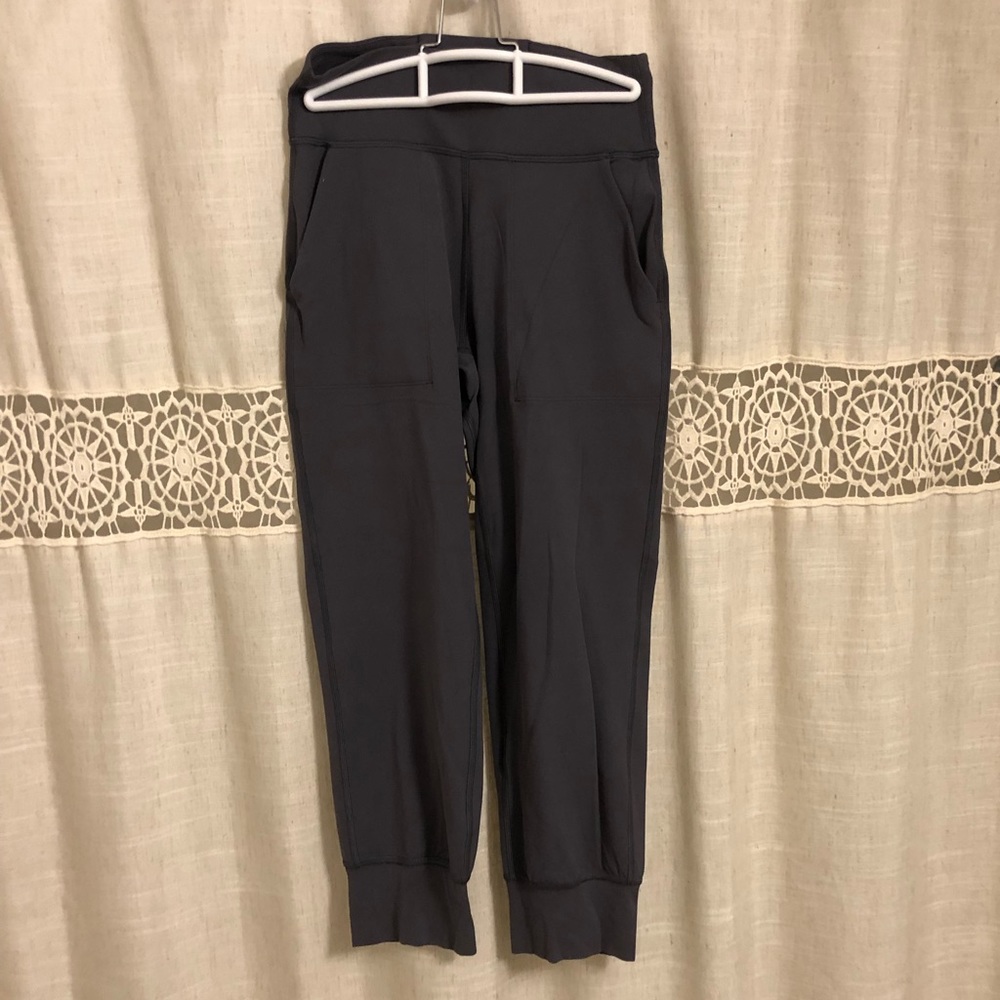 Lululemon gray cropped joggers